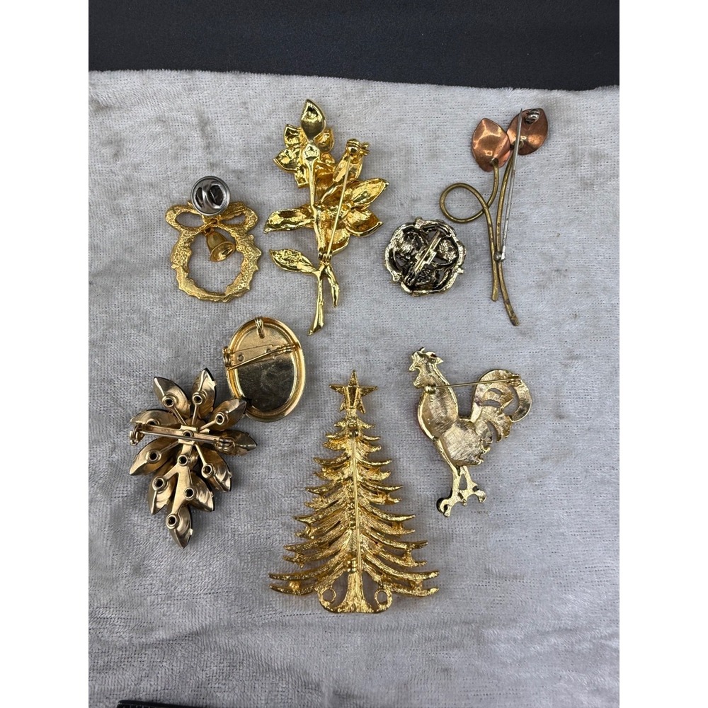 Vintage Gold Tone Brooch Lot Flower‎ Lighthouse Chicken Christmas - Picture 11 of 12